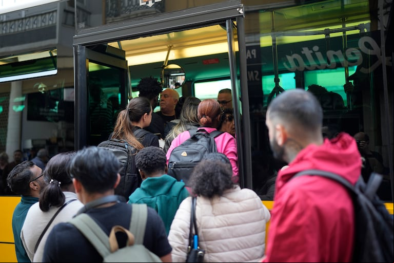 Personas intentan abordar un autobús después que el metro dejó de operar debido a un apagón en Lisboa, Portugal, el lunes 28 de abril de 2025. (AP Foto/Armando Franca)
