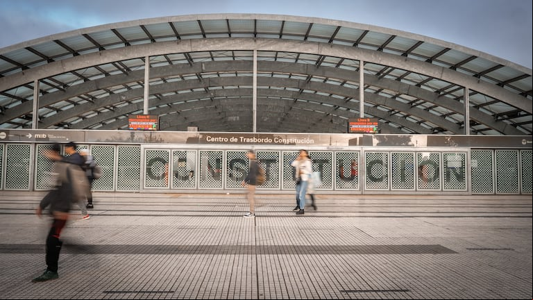 Pese al paro de la CGT, los comercios abrieron y las escuelas tienen clases. (Foto: TN - Leandro Heredia)