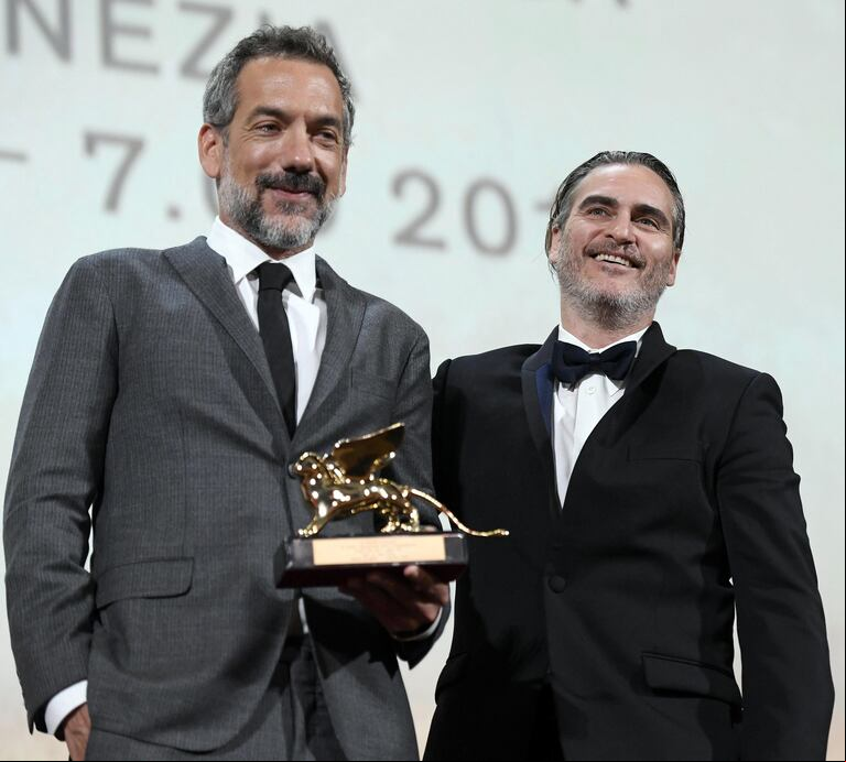 Phillips y Phoenix, recibieron el León de Oro por Joker. (Foto: EFE/Claudio Onorati).