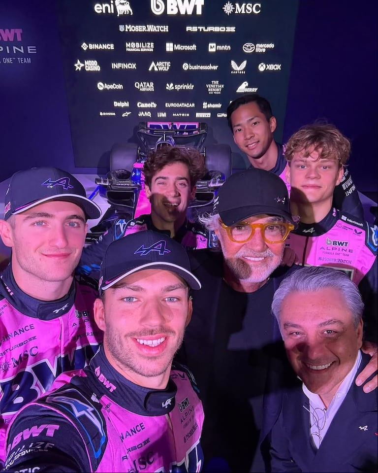 Pierre Gasly, Jack Doohan, Franco Colapinto, Ryo Hirakawa y Paul Aron, todos los pilotos de Alpine junto a Flavio Briatore y Luca De Meo. El japonés ahora está en Haas. (Foto: AlpineF1Team/IG)