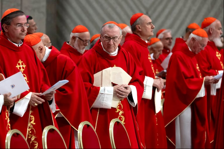 Pietro Parolin (centro) es uno de los grandes favoritos para suceder a Francisco (Foto: EFE)