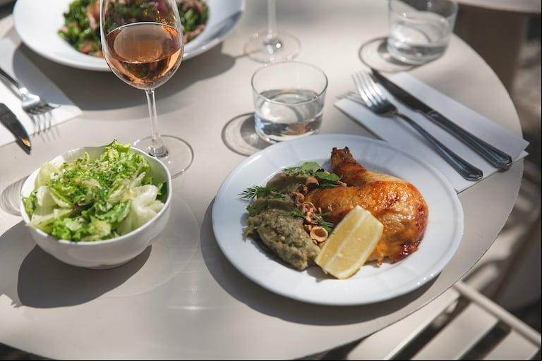 Pollo de campo, con puré ahumado de berenjenas y caponata, uno de los clásicos de Oli. (Foto: Instagram/oli_buenosaires).