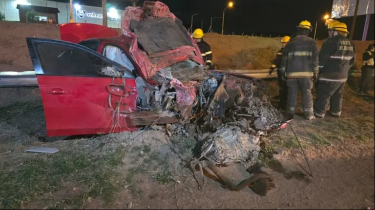 Por el brutal impacto, una persona perdió la vida y otra está grave. (Foto: gentileza La Mañana Neuquén)