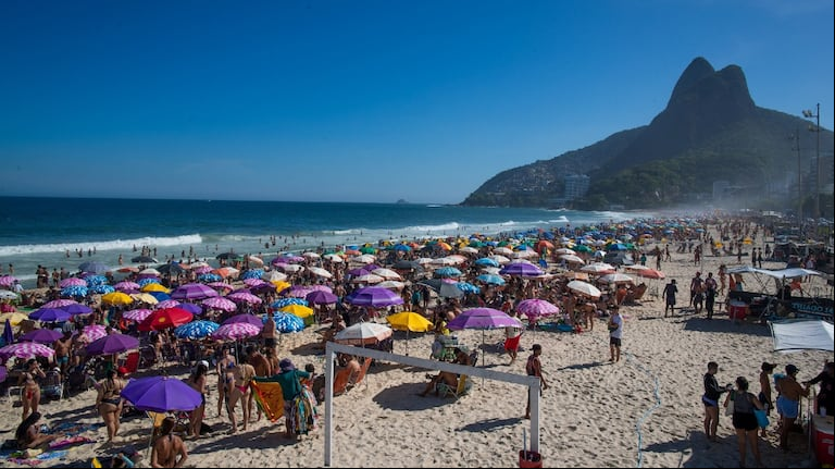 Por el dólar planchado, las playas brasileñas se llenaron de argentinos este verano. (Foto: EFE).