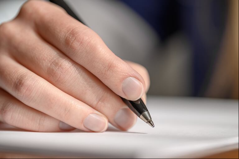 Por qué algunas personas prefieren escribir en mayúsculas, según la grafología. (Foto: ilustrativa/Adobe Stock).