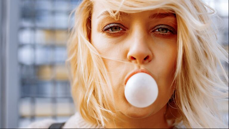 Por qué ya no se recomienda masticar chicle a diario, según un nuevo estudio científico (Foto: Freepik).