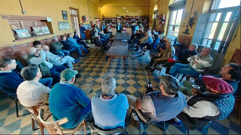 Productores agroepcuarios realizaron una asamblea en la localidad bonaerense de Carlos Casares. (Foto: diario La Mañana) 