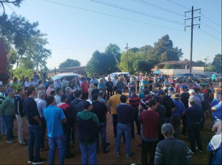 Productores yerbateros continúan con la protesta y el acampe en San Pedro. (Foto: Facebook Noticias de San Pedro Misiones).
