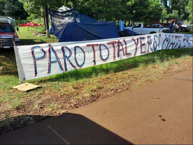Productores yerbateros de San Pedro mantienen un bloqueo para exigir un precio justo de la hoja verde, en un conflicto que paraliza la actividad y genera tensiones en el sector. (Foto: Virasoro virtual).