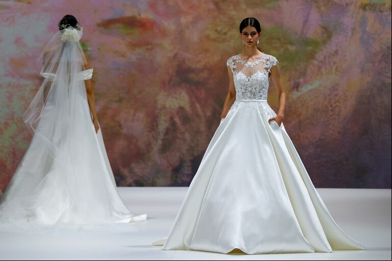 Pronovias estuvo presente en el desfile con una pieza de diseño simple y sencilla. (Foto: EFE/Toni Albir).