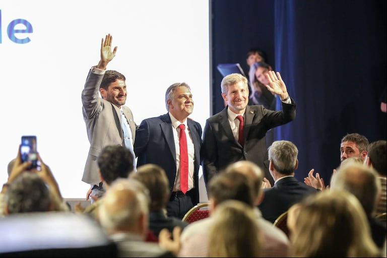 Pullaro, Llaryora y Frigerio se reunieron en Santa Fe con duras críticas al gobierno. (Foto: Prensa).