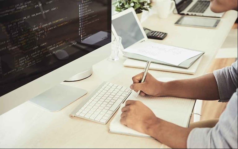 Qué aprender y cómo capacitarse para las ofertas laborales que crecen. (Foto: Freepik)