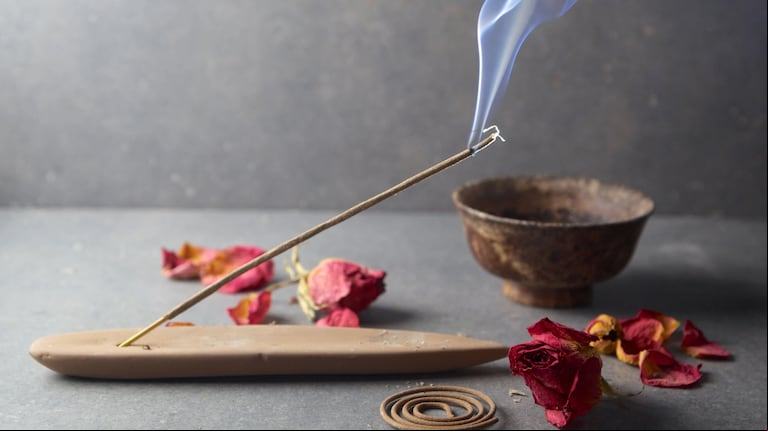 Qué aroma de sahumerio va con tu personalidad, según tu mes de nacimiento. (Foto: AdobeStock).