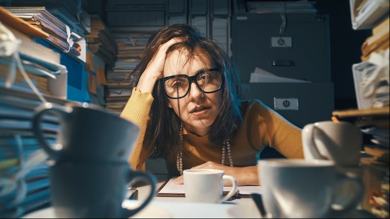 Qué es la “hustle culture”, la tendencia que glorifica la productividad y promete éxito, pero puede derivar en estrés y culpa. (Foto: Adobe Stock)