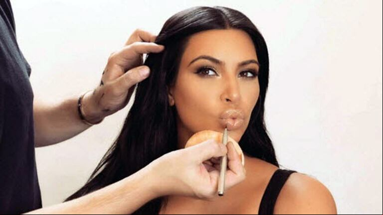 ¿QUÉ ESTÁ PASANDO?: Kim Kardashian se sacó una selfie con su archi enemiga y explotó Instagram