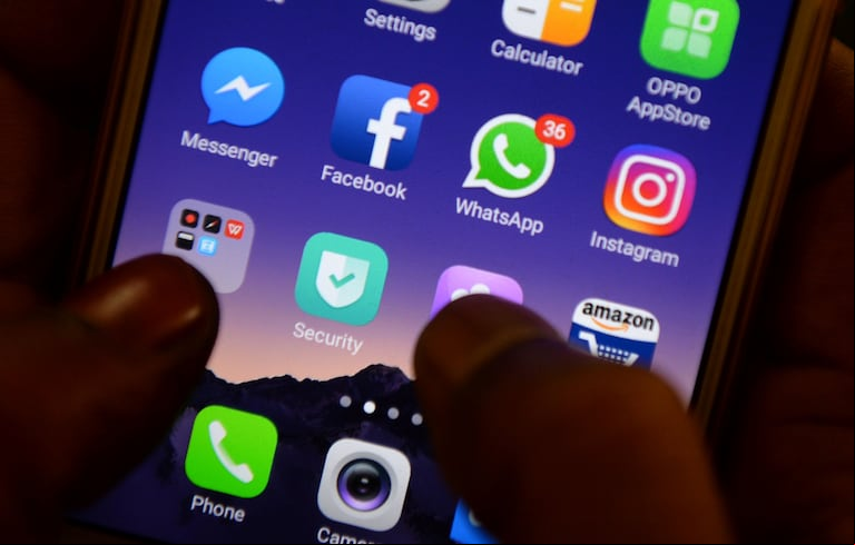 Qué hacer con los grupos de WhatsApp de padres. AFP