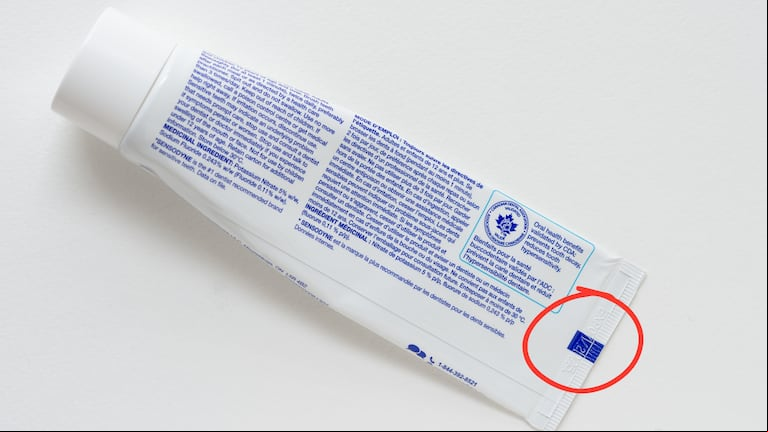 Qué significa el código de colores en la pasta de dientes (Foto: Adobe Stock).