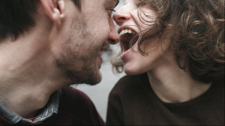 Qué significa querer “morder con amor” a tu pareja, según un experto (Foto: Freepik).