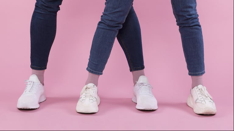 Qué significa usar pantalones por encima de los tobillos, según especialistas. (Foto: Freepik)