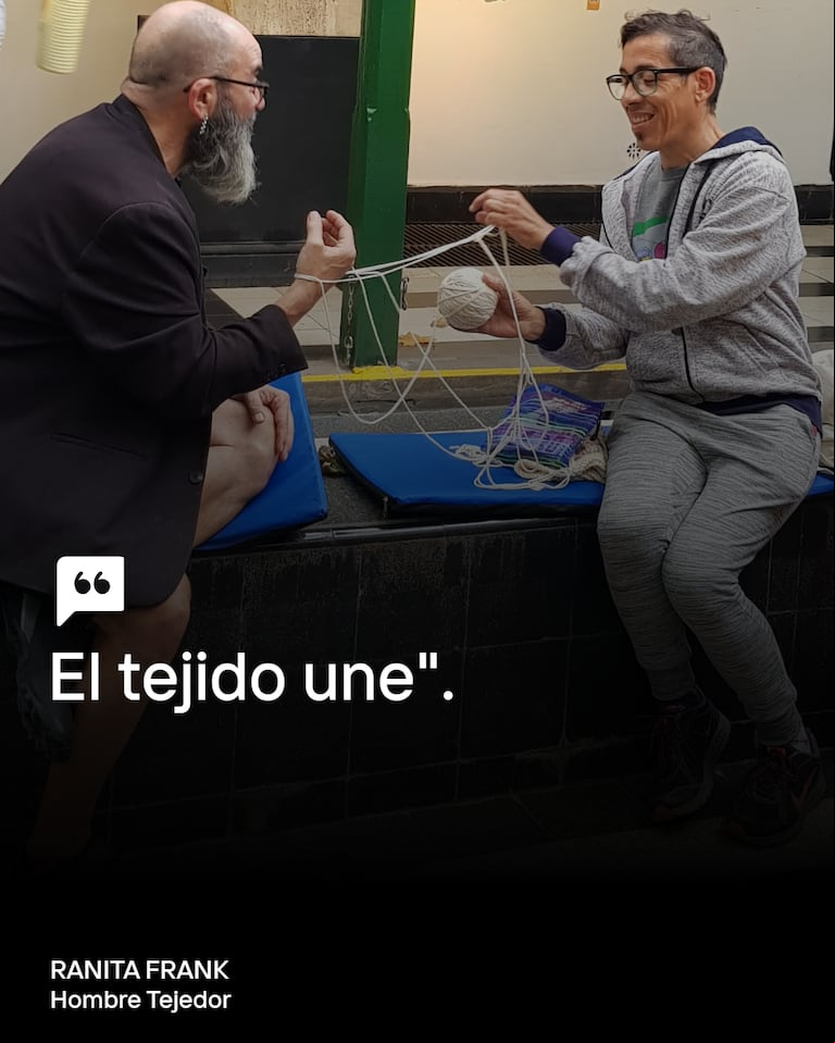Quiénes son los “Hombres Tejedores” que rompen los estereotipos y reivindican una nueva masculinidad