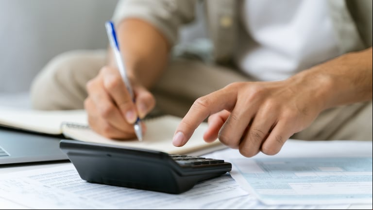 Quiénes van a pagar casi $100.000 de Impuesto a las Ganancias tras la promulgación de la reforma fiscal (Foto: Adobe Stock).