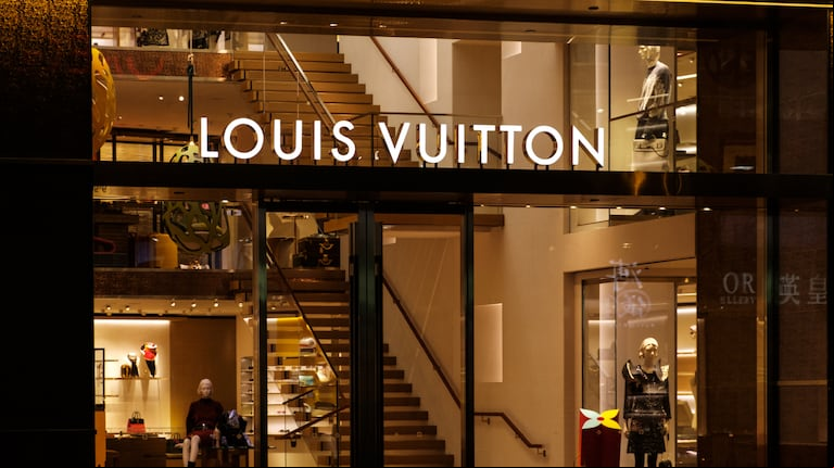 Quiso comprar ropa en un local, denunció que los empleados la trataron mal e ideó una terrible venganza. (Foto: Adobe Stock)