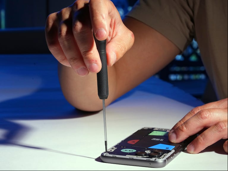 Quitando la cámara del Fairphone 4 en Oakland, California, el 6 de septiembre de 2022. (Foto: Jim Wilson/The New York Times)
