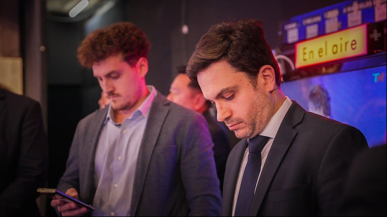 Ramiro Marra, junto a uno de sus asesores. (Foto: TN / Nicolás González)