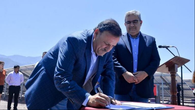 Raúl Jalil y Ricardo Quintela, dos gobernadores alineados al oficialismo a nivel nacional.