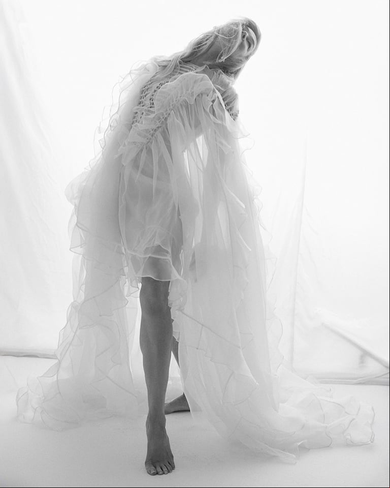 Renée Zellweger con transparencias. (Foto: David Roemer / Marie Claire Australia).