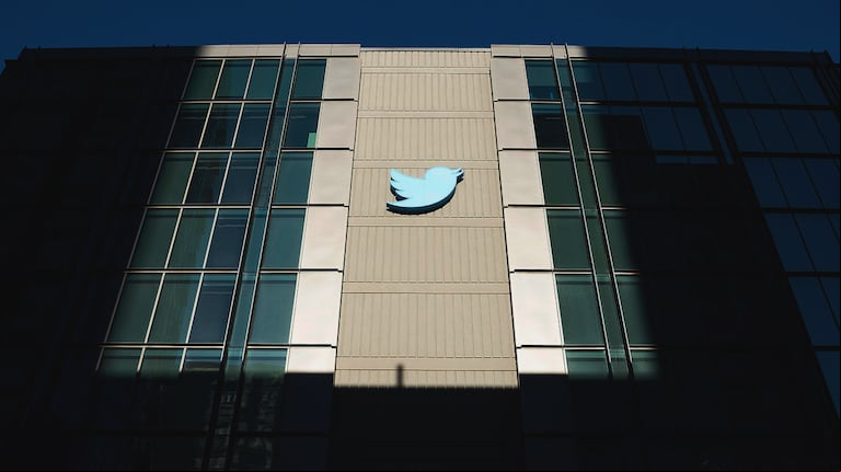 Renunciaron cientos de empleados de Twitter. (Foto: AP)