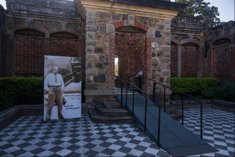 Retrato del escritor, poeta, periodista y aviador pionero francés Antoine de Saint-Exupéry en el Castillo de San Carlos (Foto: Pablo PORCIUNCULA / AFP)