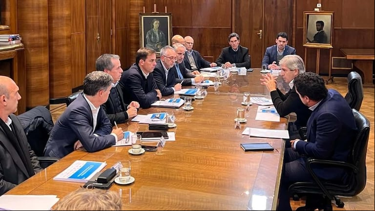 Reunión entre las automotrices y Luis Caputo, ministro de Economía. (Foto: ADEFA)