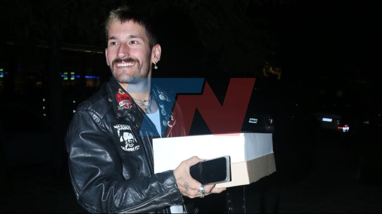 Ricky Montaner antes de entrar al restaurante donde Stefi Roitman celebró su cumpleaños. (Foto: Movilpress)