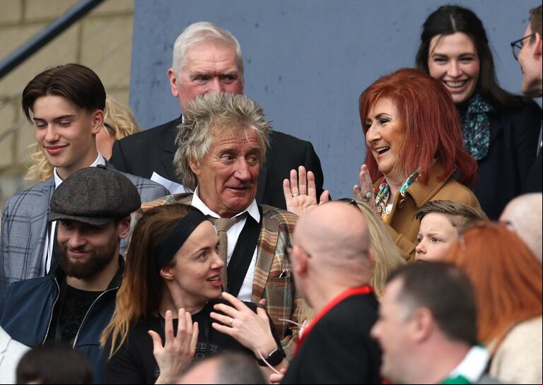 Rod Stewart, en la tribuna alentando al Celtic (Foto: REUTERS/Russell Cheyne).
