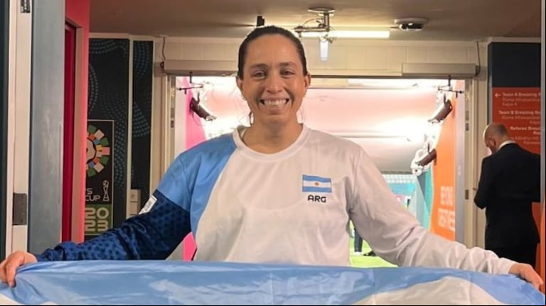 Romina es una argentina que vive hace ocho años en Nueva Zelanda y que se tatuó un objeto típico de ese país (Foto: Instagram @yundianosfuimos)