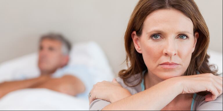 Ronquidos, diferentes hábitos de sueño o problemas con la temperatura elegida para el descanso hacen que la experiencia del descanso sea un problema para muchos parejas. Quienes optan por dormir separados aseguran que esa decisión ayuda a mejorar la calidad del sueño y el interés sexual. (Foto: Adobe Stock)