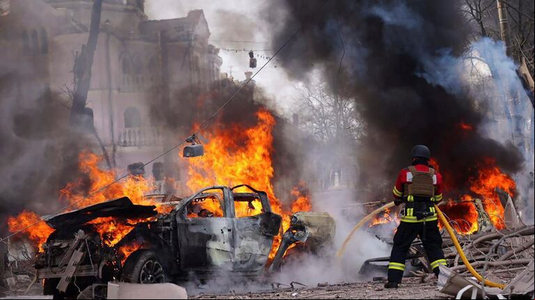 Rusia golpea con misiles balísticos el centro de Sumi, Ucrania, en un ataque que deja al menos 34 muertos y más de 100 heridos. (Foto: EFE/EPA/Servicio de Emergencias de Ucrania).