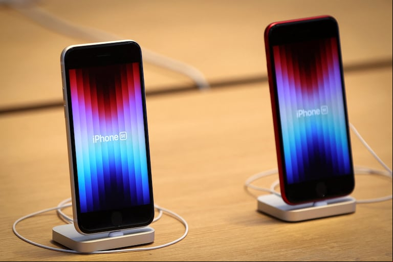 Salvo un par de modelos, la mayoría de los iPhones son celulares de alta gama. (Foto: REUTERS/Mike Segar)
