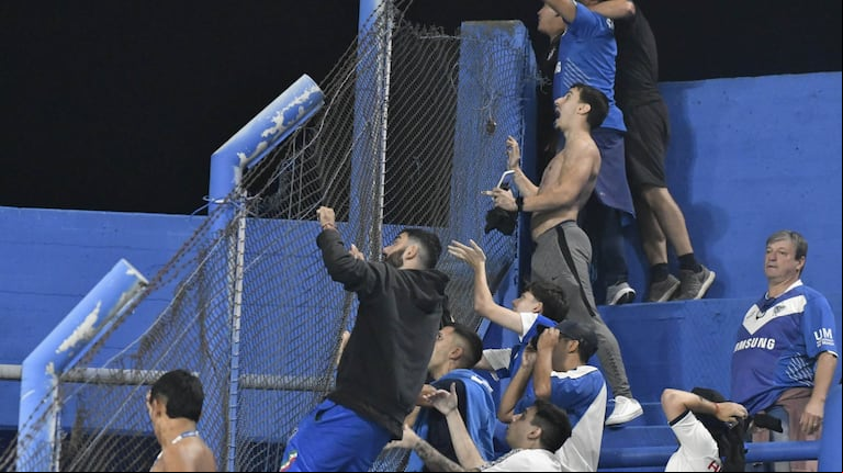 Sancionaron a los barras de Vélez que atacaron a los policías que jugaban al fútbol (Foto: Fotobaires)