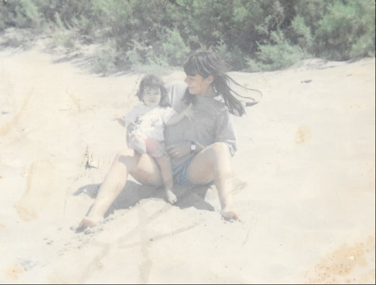 Sandra con su hija Yamila, meses antes del femicidio. (Foto: gentileza Mariela Alejandra).