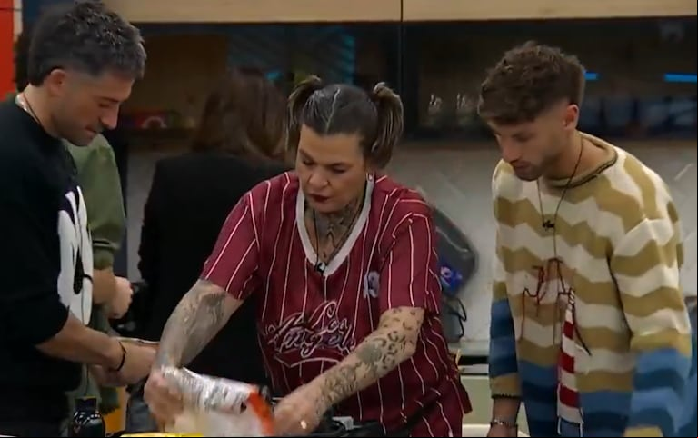 Sandra, Devi y Tato, mientras acomodan alimentos en la valija vacía que eligieron del kiosco. (Foto: captura de Telefe)