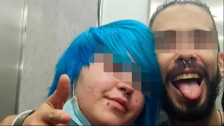 Santiago, a la derecha, con su pareja. (Foto: gentileza El Mundo).