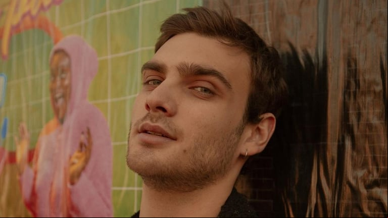 Santiago Achaga, el actor que dirigió videoclips de Evaluna y Camilo. Foto: Instagram @santiagoachaga