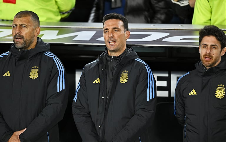 Scaloni explicó que el cuerpo técnico de la Selección argentina decidió que Paulo Dybala llevara la 10 ante Chile. (Foto: REUTERS/Rodrigo Valle).