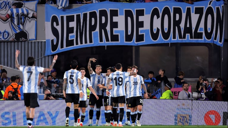 Se confirmaron los precios de las entradas para ver a la Selección argentina contra Colombia. (Foto: EFE)
