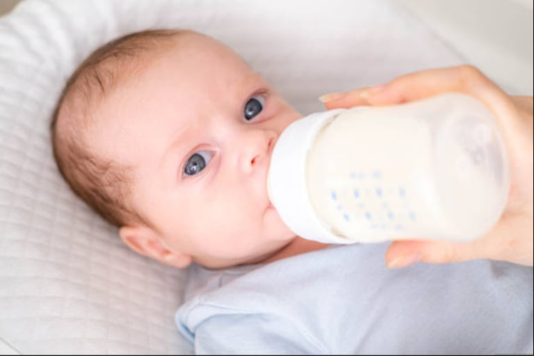 Se recomienda no suspender la lactancia cuando el bebé empieza a comer alimentos. (Foto: IStock)