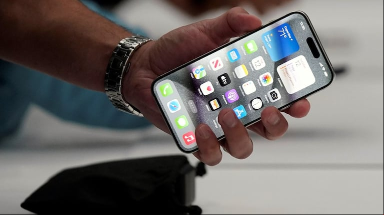 Se recomienda reiniciar el teléfono por lo menos una vez a la semana (Foto: AP)