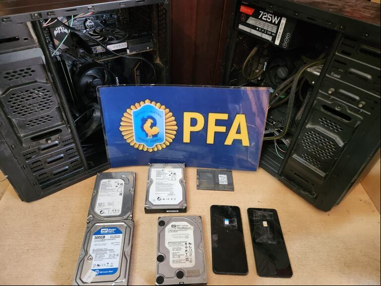 Se secuestró una gran cantidad de dispositivos. (Foto: PFA)