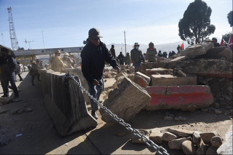 Seguidores del presidente Luis Arce bloquean las calles de Al Alto, en la periferia de La Paz, en defensa del gobierno (Foto: Reuters)